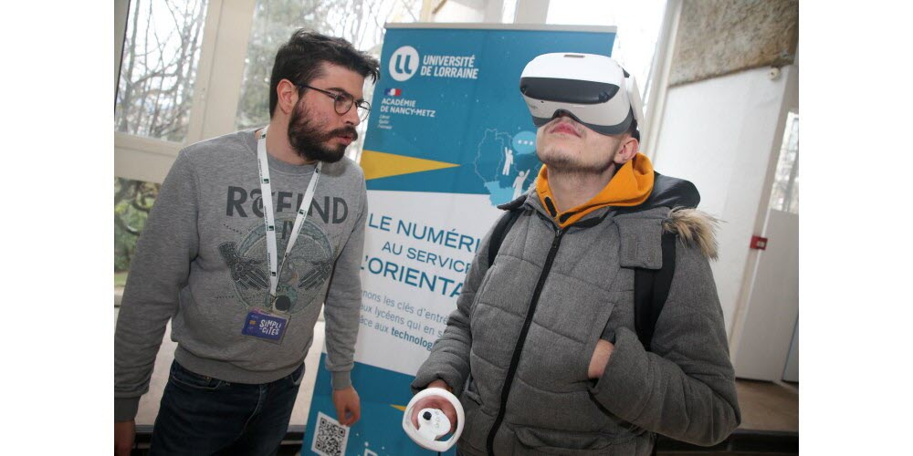 au-stand-de-l-universite-de-lorraine-il-etait-possible-de-visiter-les-campus-en-realite-virtuelle-photo-florent-seiler-1674742683